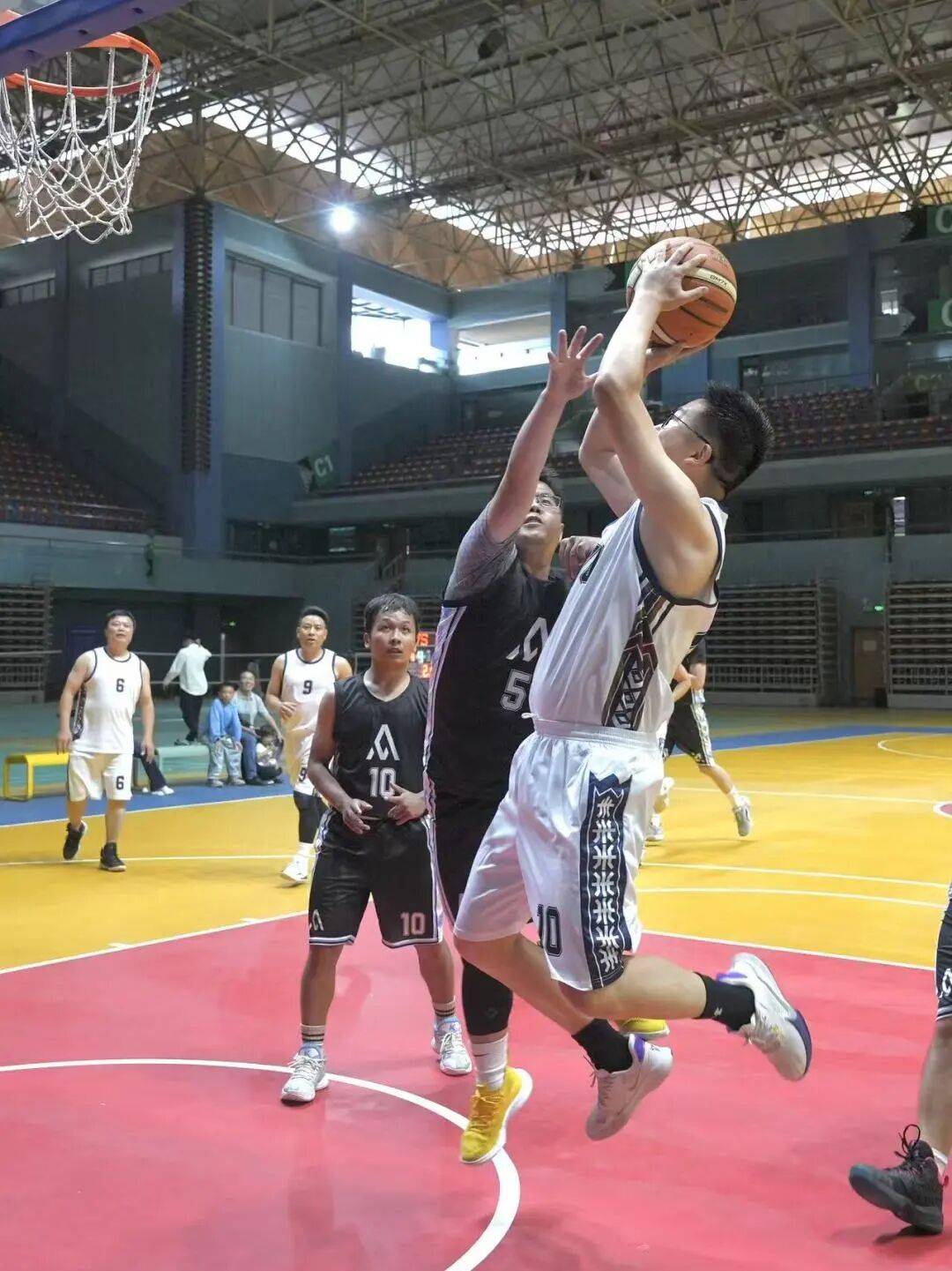 挑战老将!篮球赛场新旧力量争夺 挑战老将!篮球赛场新旧力量争夺