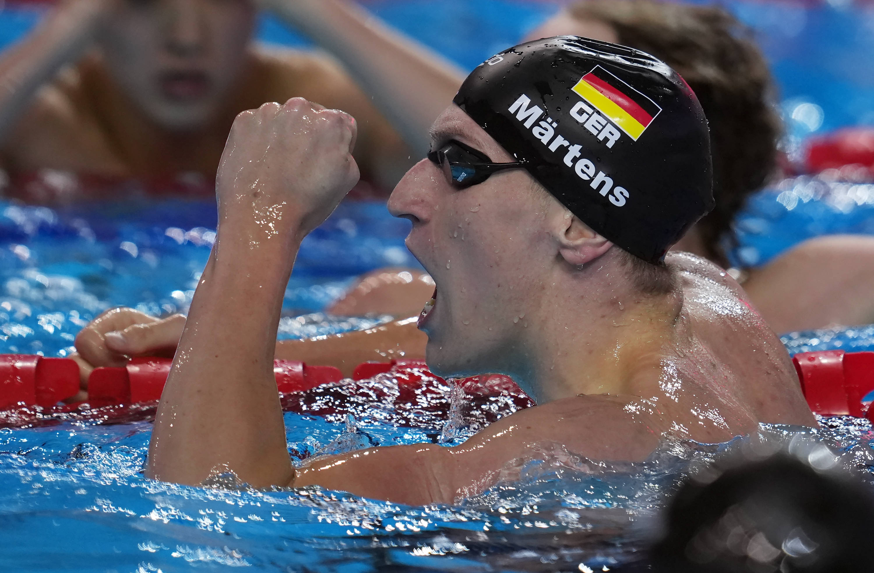 俄罗斯选手在游泳比赛中刷新世界纪录