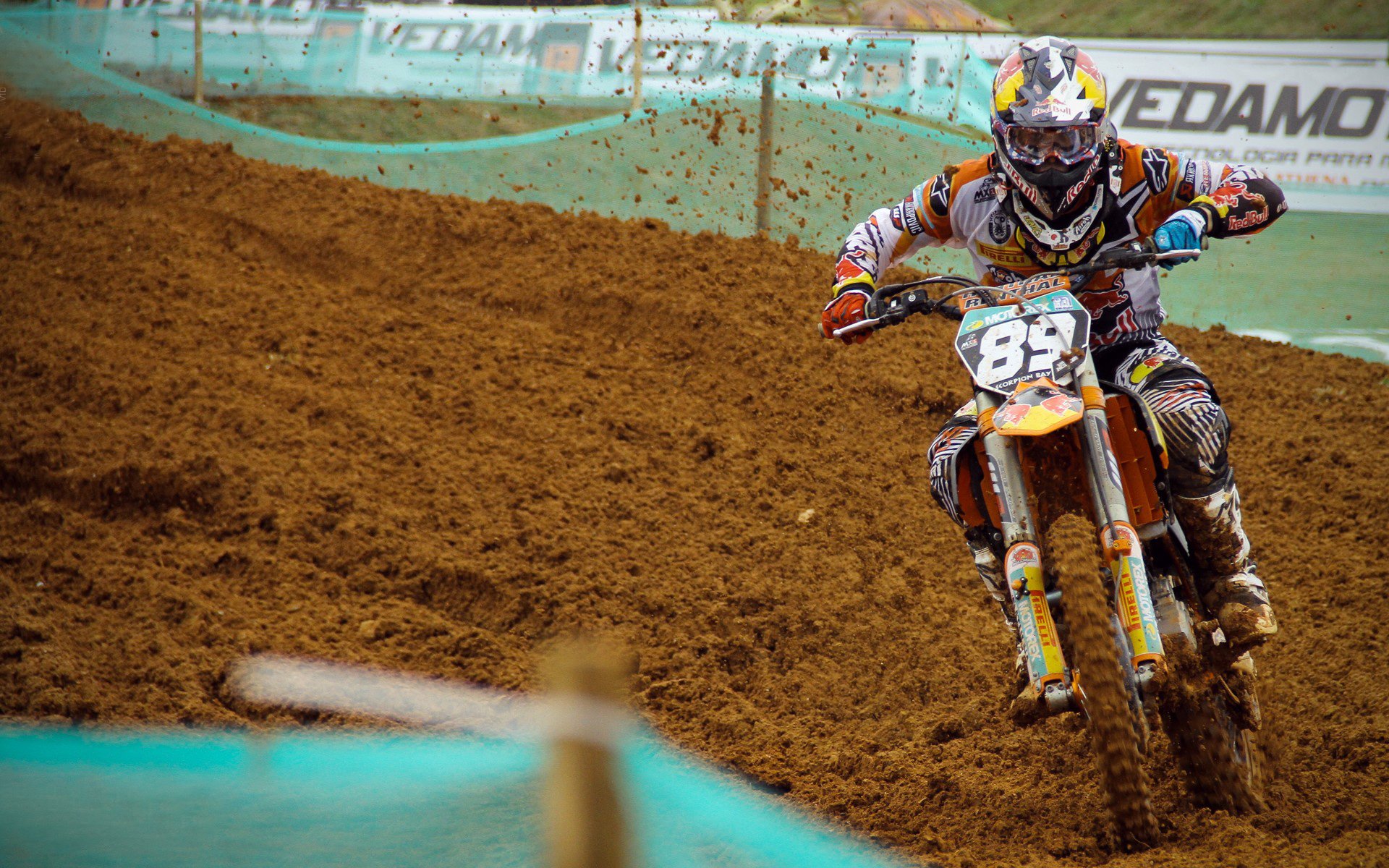 赛道与球场，压力下的爆发艺术