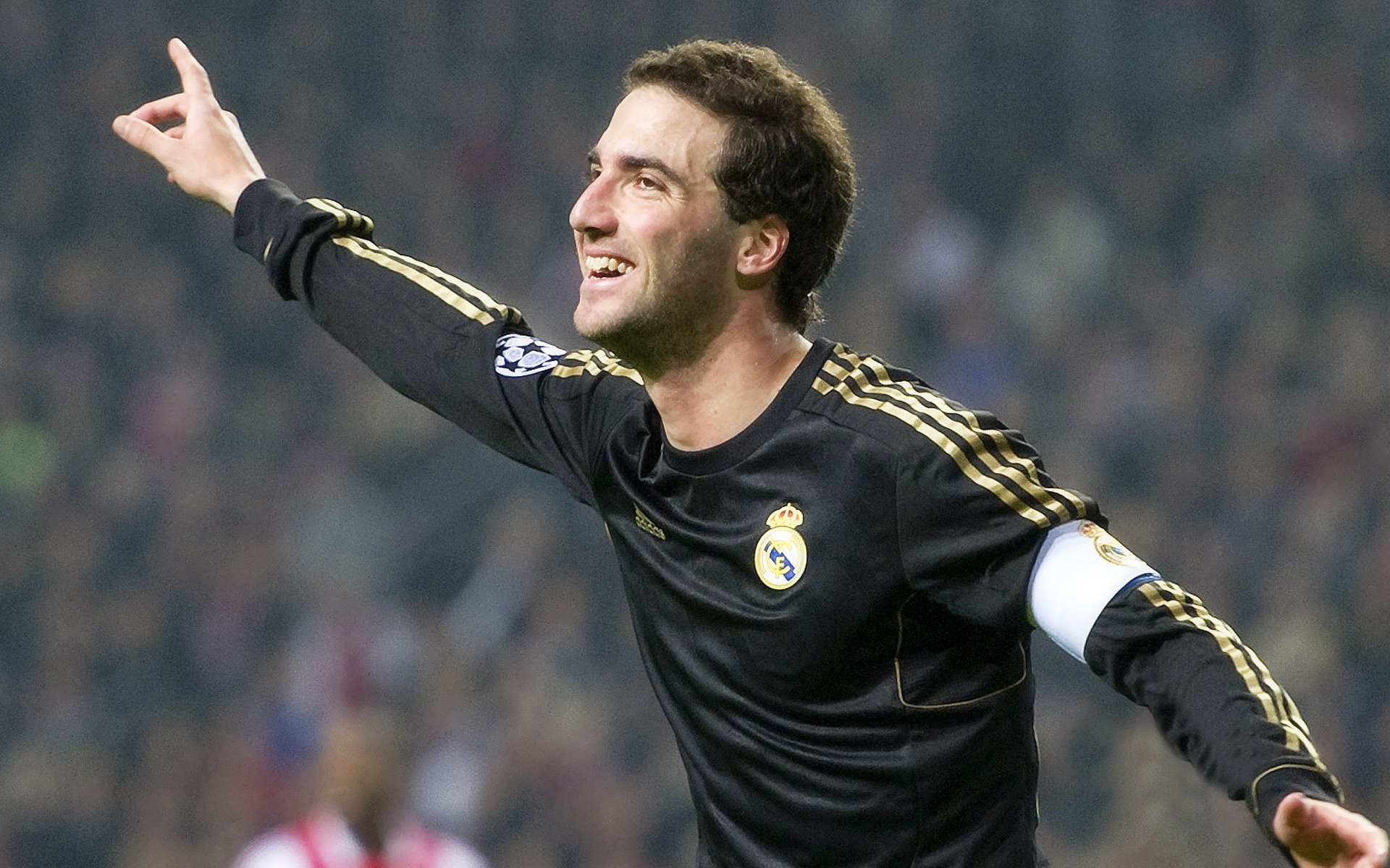 赛道上的逆袭，阿斯顿马丁轻取梅赛德斯，塞恩斯关键制胜